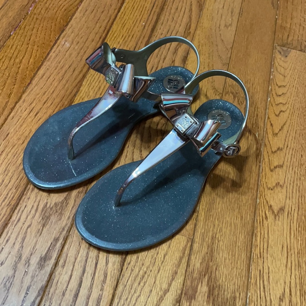 EUC BCBGeneration sandals/flip flop with bow.